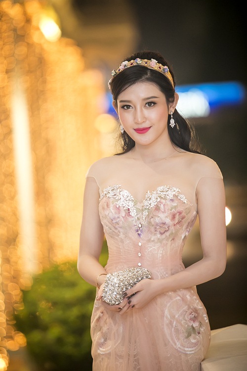 Á hậu Huyền My diện đầm xuyên thấu giữa trời đông - 3