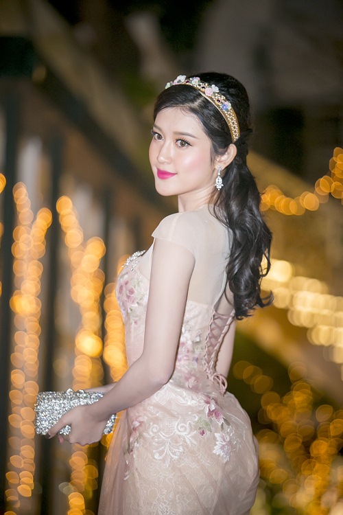 Á hậu Huyền My diện đầm xuyên thấu giữa trời đông - 4