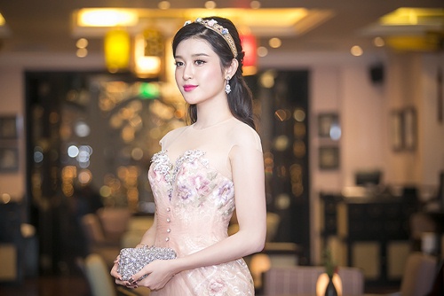 Á hậu Huyền My diện đầm xuyên thấu giữa trời đông - 6