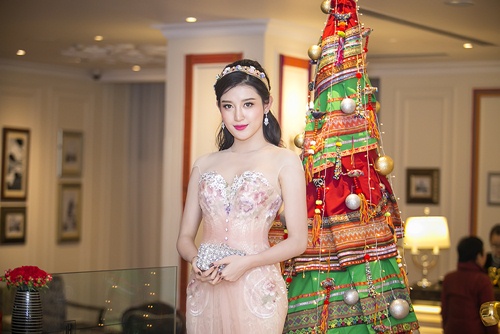 Á hậu Huyền My diện đầm xuyên thấu giữa trời đông - 8