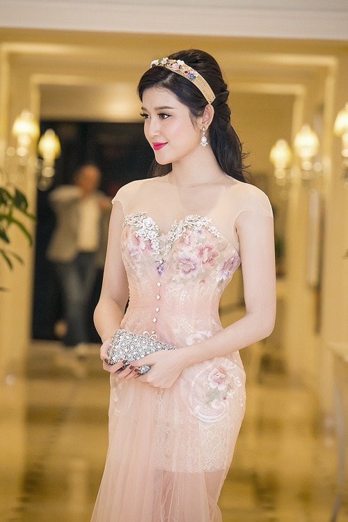 Á hậu Huyền My diện đầm xuyên thấu giữa trời đông - 9