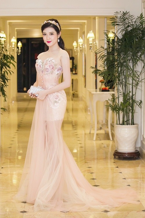 Á hậu Huyền My diện đầm xuyên thấu giữa trời đông - 7