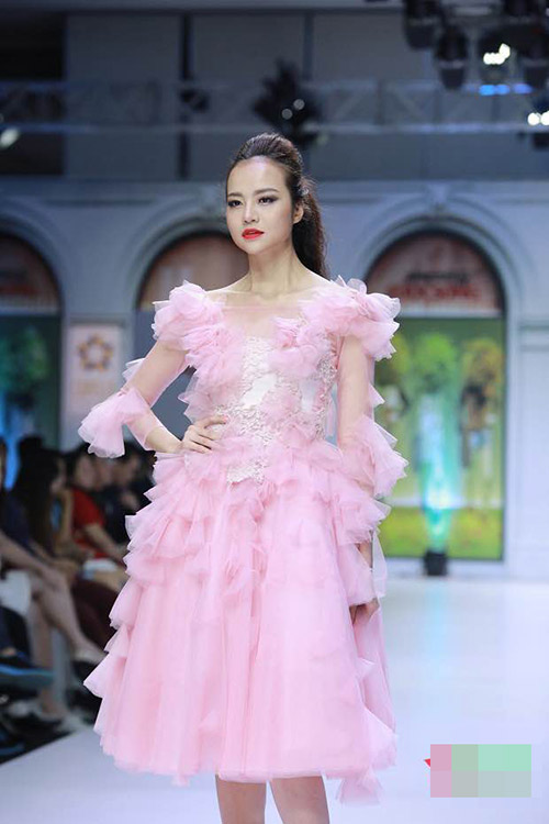 Á hậu Lâm Thùy Anh đẹp cuốn hút trên sân khấu - 9