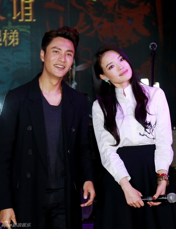 Er-xotin dildo bilan Busty semiz lezbiyenler