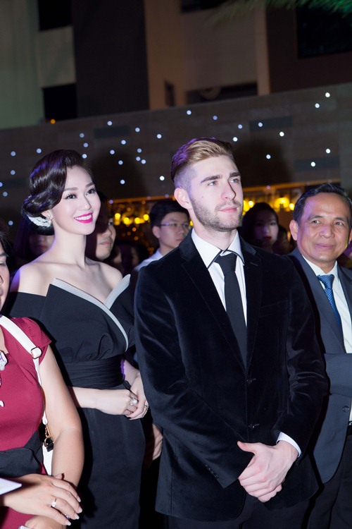 Trương Ngọc Ánh, Phương Trinh gợi cảm đối lập Thu Thảo kín đáo - 10