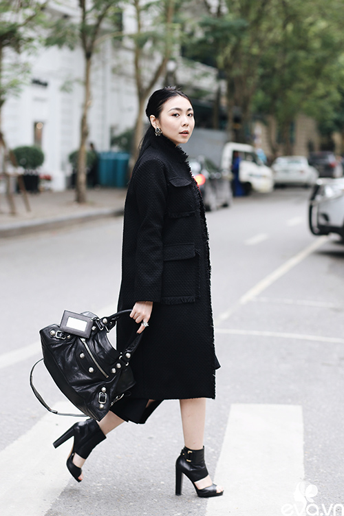 TRANG PHỤC ĐI LÀM MÙA ĐÔNG CHỈN CHU VỚI BLAZER VÀ BOOTS THỜI THƯỢNG