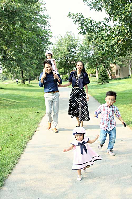 quot;Tan chảyquot; với 3 nhóc tì đẹp như búp bê nhà MC Huyền Ny - 11