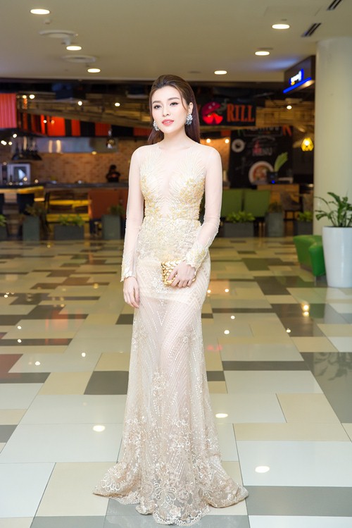 Cao Thái Hà diện váy xuyên thấu nổi bật trên thảm đỏ LHP - 1