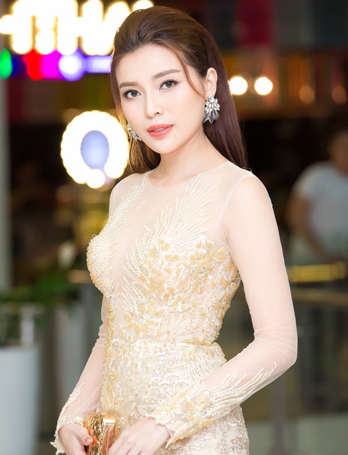 Cao Thái Hà diện váy xuyên thấu nổi bật trên thảm đỏ LHP - 2