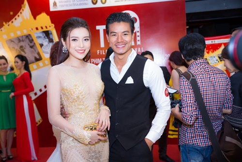 Cao Thái Hà diện váy xuyên thấu nổi bật trên thảm đỏ LHP - 5