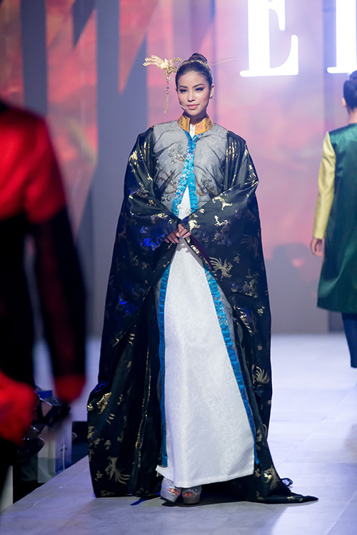 Hoa hậu Phạm Hương quot;bỏquot; thảm đỏ vì say mê tập cải lương - 6