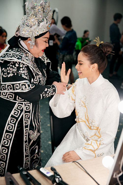 Hoa hậu Phạm Hương quot;bỏquot; thảm đỏ vì say mê tập cải lương - 5