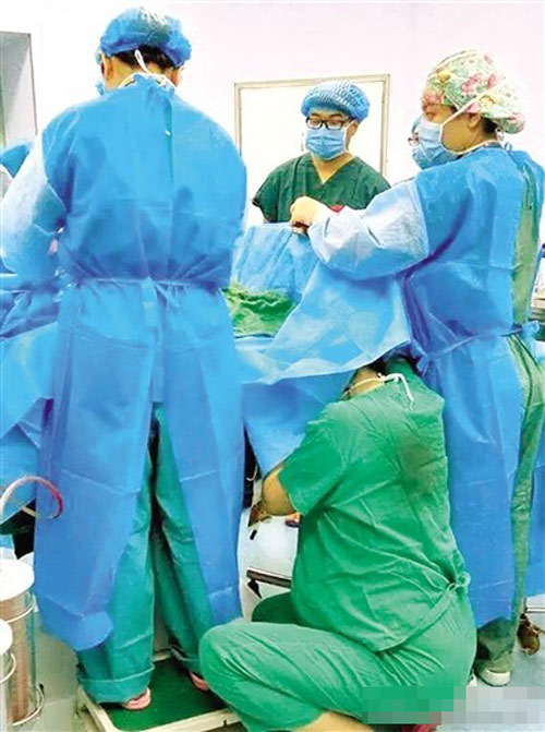 Nữ y tá ‘bụng bầu vượt mặt’ vẫn quỳ suốt nửa giờ đỡ đẻ cho sản phụ khác - 1