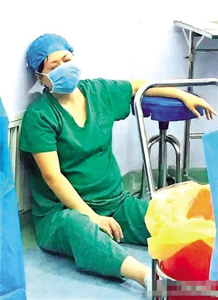 Nữ y tá ‘bụng bầu vượt mặt’ vẫn quỳ suốt nửa giờ đỡ đẻ cho sản phụ khác - 2