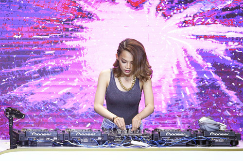 Tóc Tiên cực ngầu trên ghế nóng, Soobin Hoàng Sơn #039;quậy tung nóc#039; cùng các DJ - 18