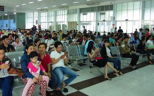 Vé tàu Tết Đinh Dậu: Hết vé những ngày cao điểm - 1