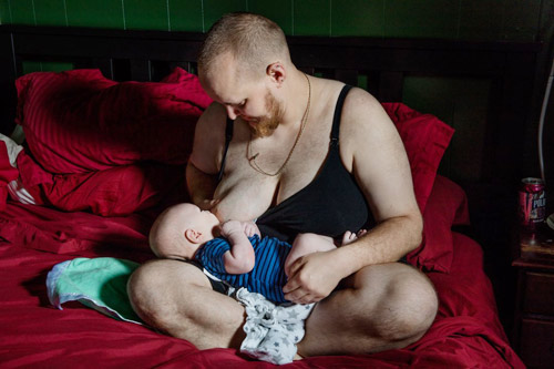 Transgender father breastfeeds his baby with his own milk - 1