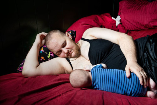 Transgender father breastfeeds his child with his own milk - 2