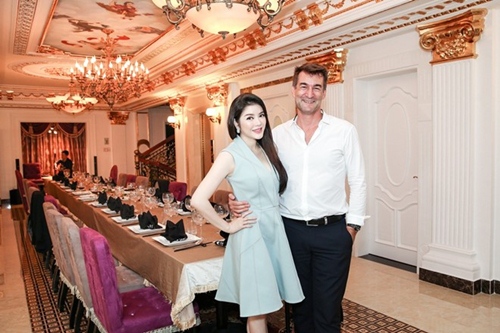 Sao Việt thuê đầu bếp, thuê nhạc công tổ chức tiệc tại biệt thự khủng - 1