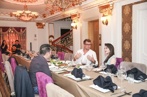 Sao Việt thuê đầu bếp, thuê nhạc công tổ chức tiệc tại biệt thự khủng - 3