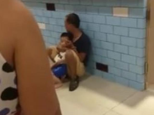 Clip: Kẻ nghi ngáo đá gí dao khống chế bé 2 tuổi ngay giữa siêu thị