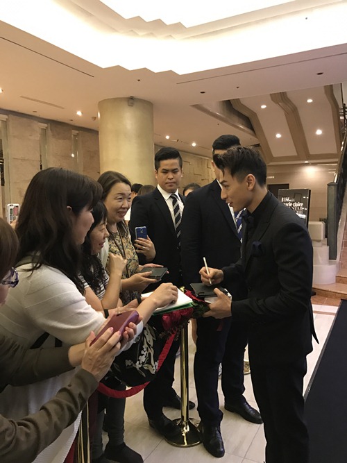 Isaac khoe ảnh dự tiệc tối cùng tài tử Lee Byung Hun tại LHP Busan - 3