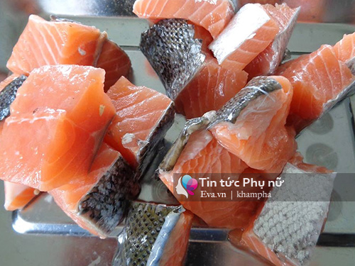 Đâu chỉ làm sushi, cá hồi chiên sả cũng rất ngon - 2