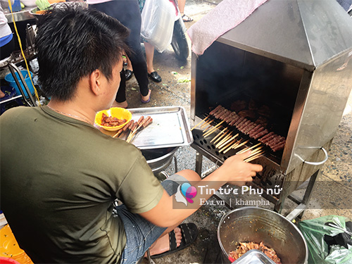 Gánh bún thịt nướng cứ đến trưa lại thơm quot;nức mũiquot; một góc chợ Bàn Cờ - 6