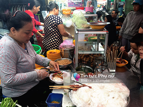 Gánh bún thịt nướng cứ đến trưa lại thơm quot;nức mũiquot; một góc chợ Bàn Cờ - 1
