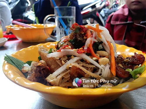 Gánh bún thịt nướng cứ đến trưa lại thơm quot;nức mũiquot; một góc chợ Bàn Cờ - 4