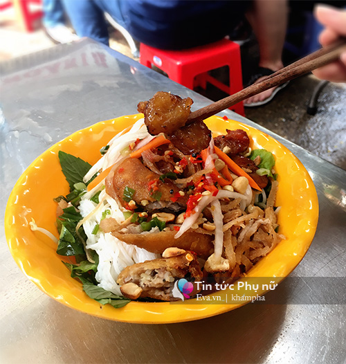 Gánh bún thịt nướng cứ đến trưa lại thơm quot;nức mũiquot; một góc chợ Bàn Cờ - 5
