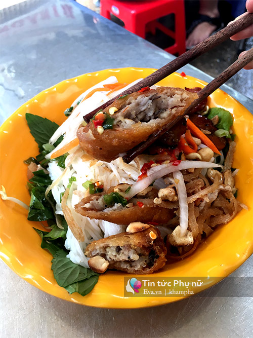 Gánh bún thịt nướng cứ đến trưa lại thơm quot;nức mũiquot; một góc chợ Bàn Cờ - 7