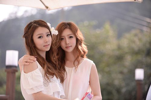 Cặp song sinh hot nhất tuần: Màn lột xác ngoạn mục nhờ phẫu thật thẩm mỹ - 14