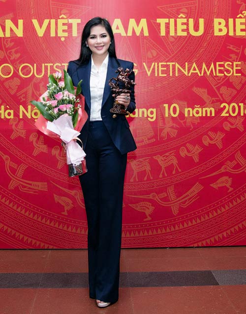 Diễn viên Thủy Tiên đẹp rạng ngời, sang trọng đi nhận giải thưởng - 1