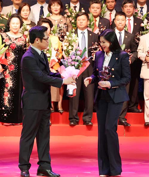 Diễn viên Thủy Tiên đẹp rạng ngời, sang trọng đi nhận giải thưởng - 3