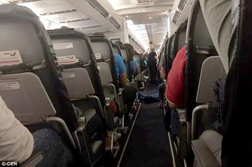 Hành khách buộc phải ngồi cùng xác chết suốt 3 giờ trên máy bay - 1