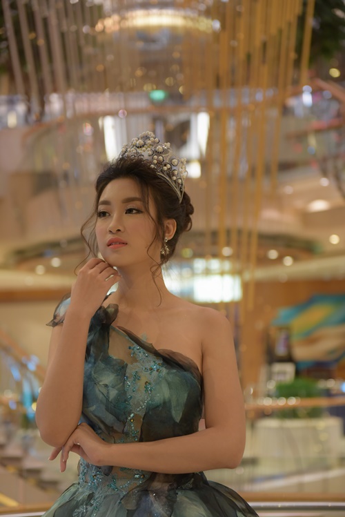 Hoa hậu Đỗ Mỹ Linh đẹp ngất ngây khi lần đầu xuất ngoại đi công tác - 7