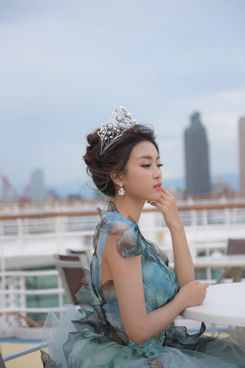 Hoa hậu Đỗ Mỹ Linh đẹp ngất ngây khi lần đầu xuất ngoại đi công tác - 1