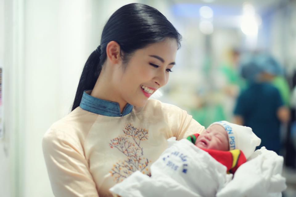 Hồng Quế đã sinh con gái đầu lòng, được Ngọc Hân và bố mẹ túc trực - 1