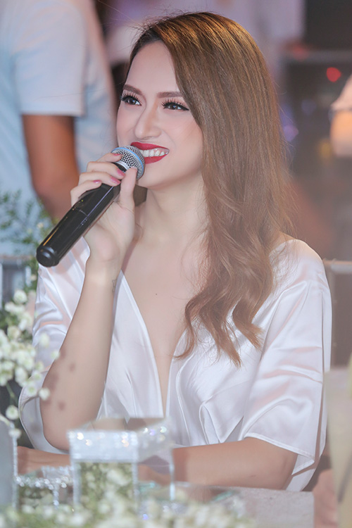 Hương Giang Idol tự tin với khe ngực sâu hút và vai trần quyến rũ - 6