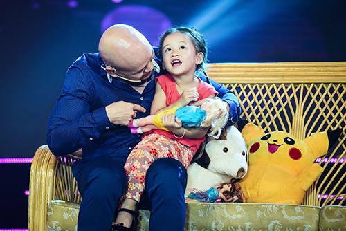 Vợ chồng Phan Đinh Tùng bế con gái đi tham gia chương trình - 7