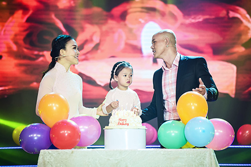 Vợ chồng Phan Đinh Tùng bế con gái đi tham gia chương trình - 6