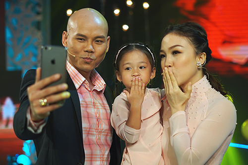 Vợ chồng Phan Đinh Tùng bế con gái đi tham gia chương trình - 2