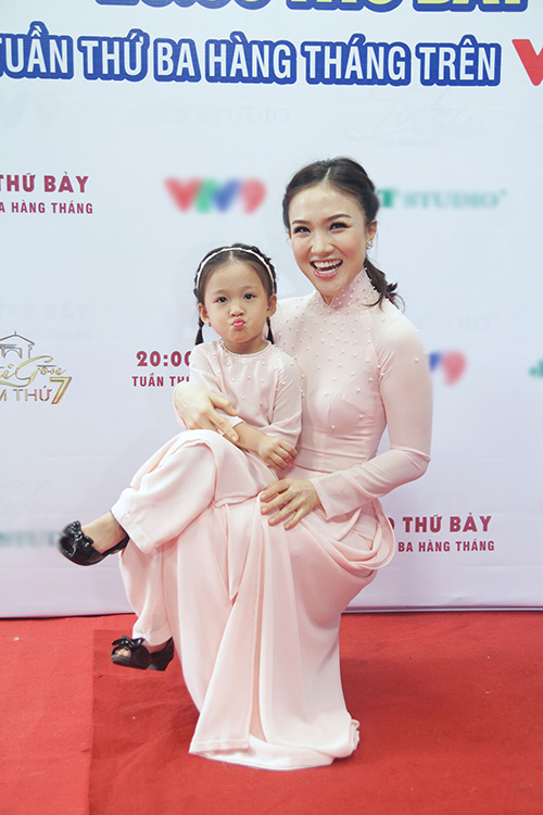Vợ chồng Phan Đinh Tùng bế con gái đi tham gia chương trình - 5