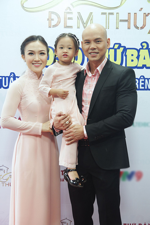 Vợ chồng Phan Đinh Tùng bế con gái đi tham gia chương trình - 1