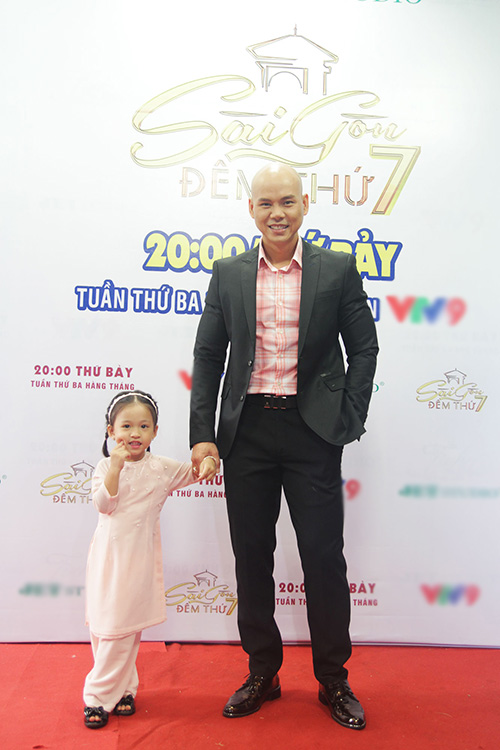 Vợ chồng Phan Đinh Tùng bế con gái đi tham gia chương trình - 3