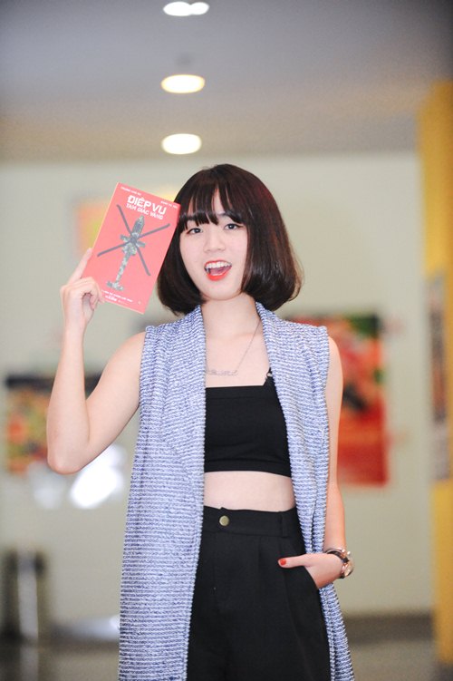 Dustin Nguyễn tình tứ ôm eo Bebe Phạm đi xem phim - 4