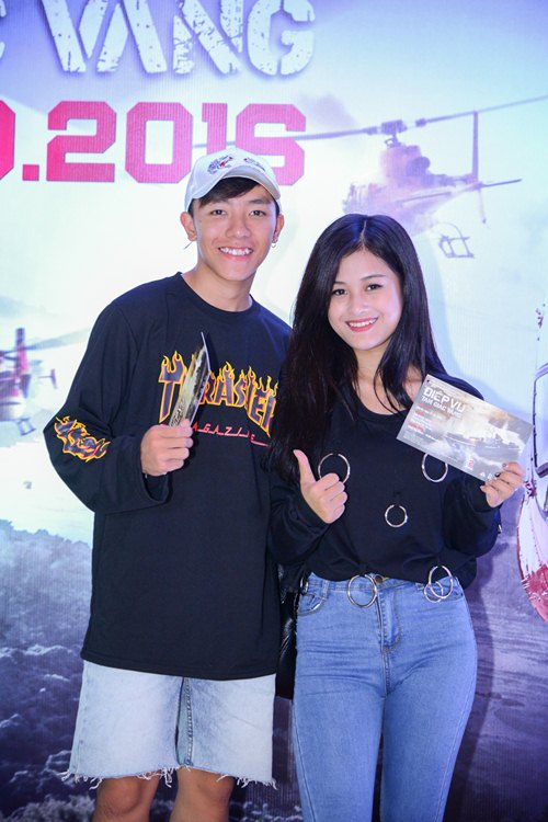 Dustin Nguyễn tình tứ ôm eo Bebe Phạm đi xem phim - 7