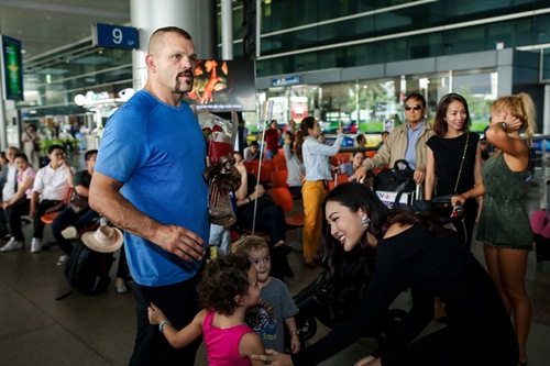 Siêu sao võ thuật Chuck Liddell mang 2 con cực nhỏ đáng yêu đến Việt Nam - 9