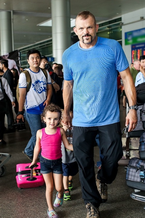 Siêu sao võ thuật Chuck Liddell mang 2 con cực nhỏ đáng yêu đến Việt Nam - 1